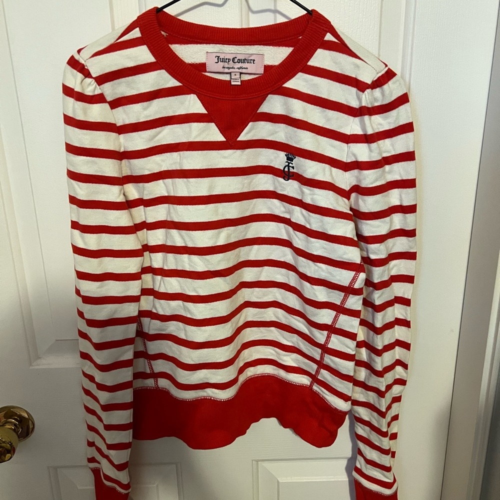Long sleeves tee with stripes.